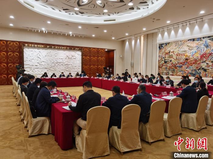 九三學(xué)社中央主席武維華率調(diào)研組赴廣東開(kāi)展重點(diǎn)考察調(diào)研。圖為調(diào)研座談會(huì)現(xiàn)場(chǎng)。　郭軍 攝