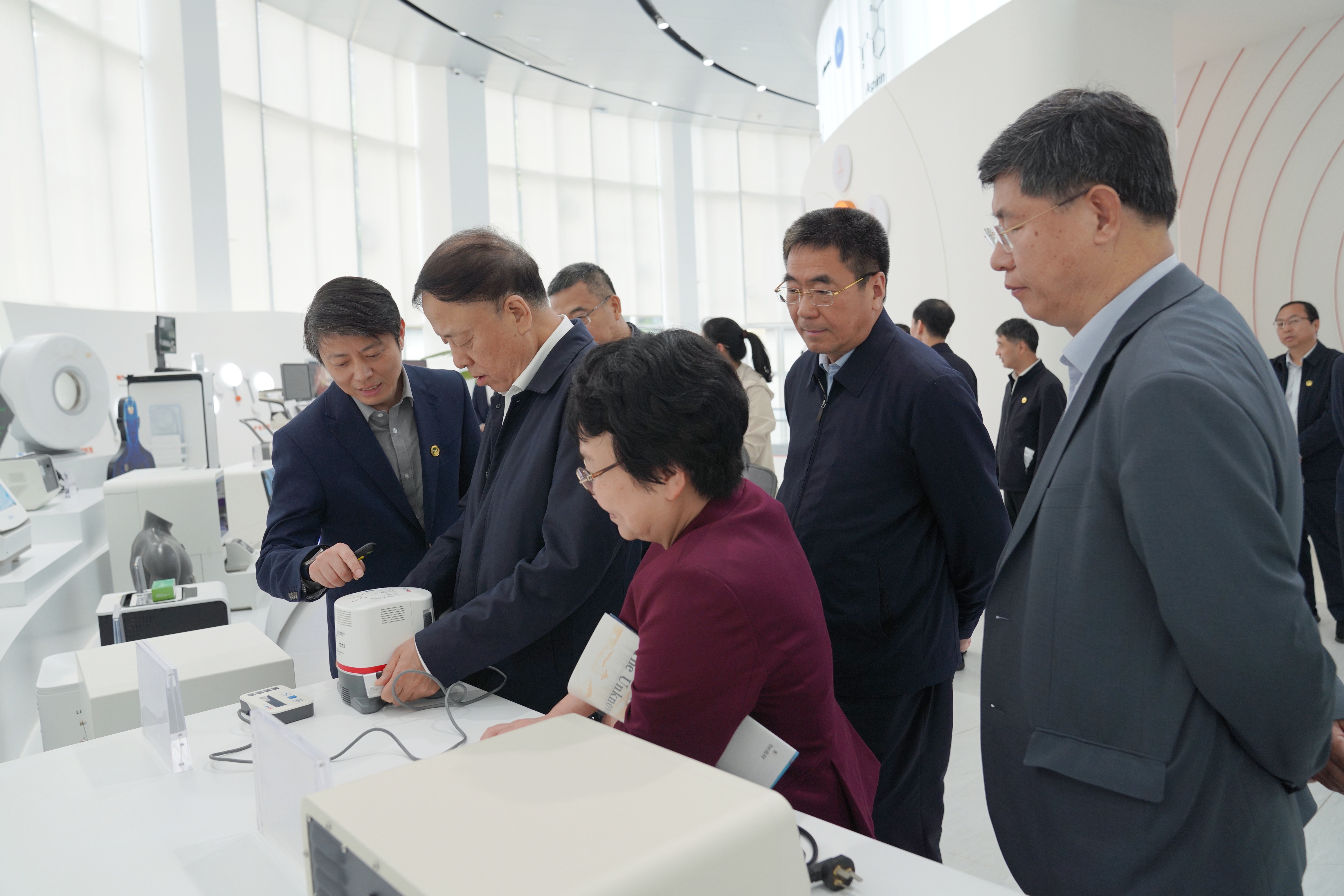 3.4月22日，調(diào)研組一行在蘇州生物醫(yī)藥產(chǎn)業(yè)園調(diào)研.jpg