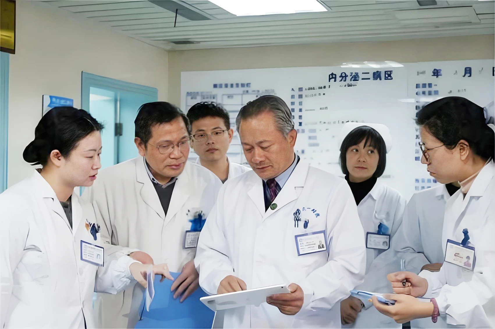 2025年2月，安徽醫(yī)科大學(xué)校長、中國科學(xué)技術(shù)大學(xué)講席教授翁建平（右三）帶領(lǐng)團隊研討診療方案。受訪者供圖.jpg