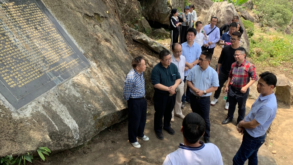 王偉忠到“紅軍洞”了解建議辦理情況.jpg